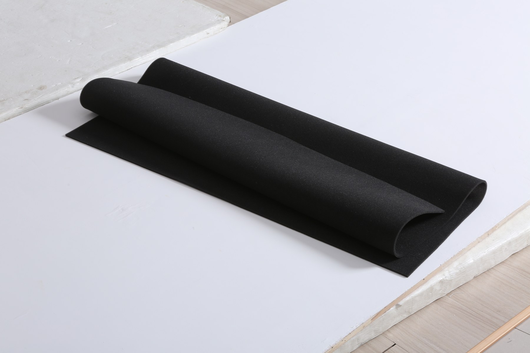 玻璃 / 陶瓷 / 家具运输缓冲海绵｜包装内衬泡棉定制厂家 - 用于易碎品和家具部件的边角、间隔与箱内缓冲，按重量与跌落风险